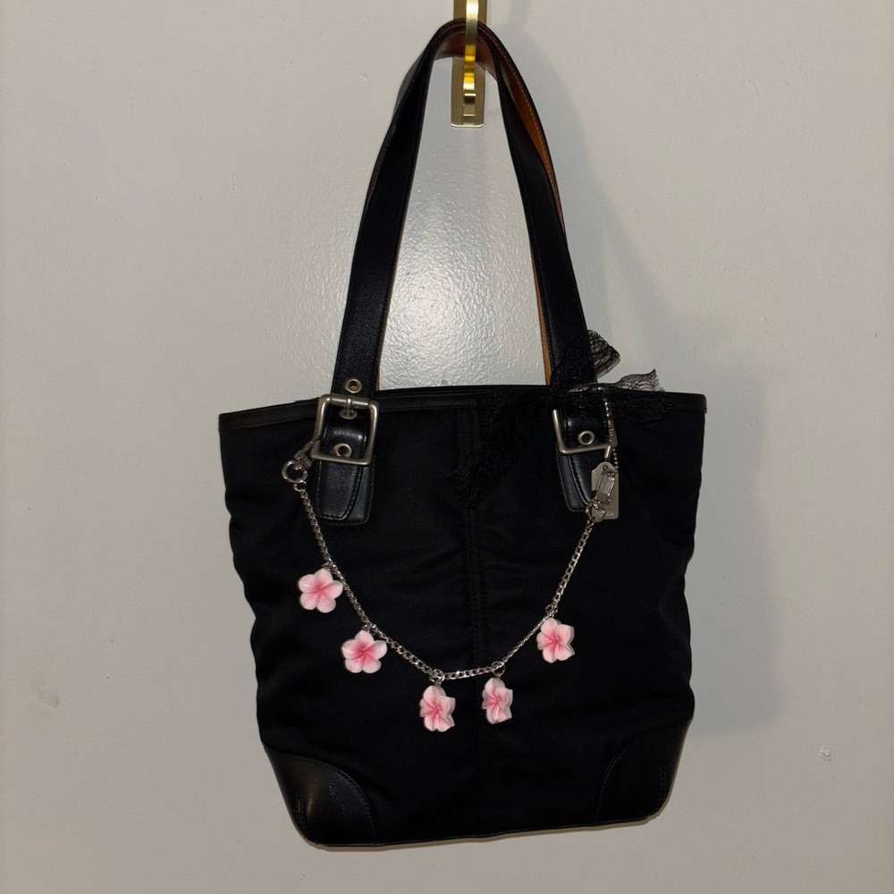 COACH 
Black tote with buckle details

Will come with charms 🌸